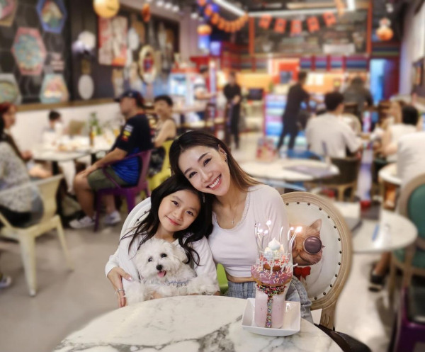 前TVB主持英國大屋放煙花 被指越搬越富貴 曾偷拍鄰居惹爭議 