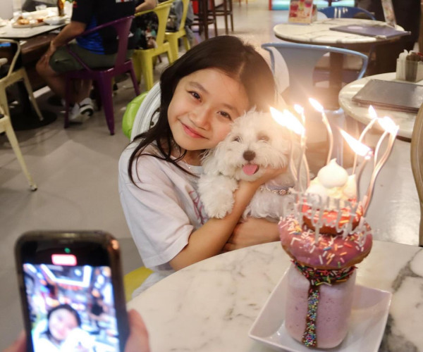 前TVB主持英國大屋放煙花 被指越搬越富貴 曾偷拍鄰居惹爭議 