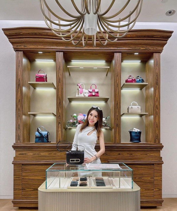 前TVB主持英國大屋放煙花 被指越搬越富貴 曾偷拍鄰居惹爭議 