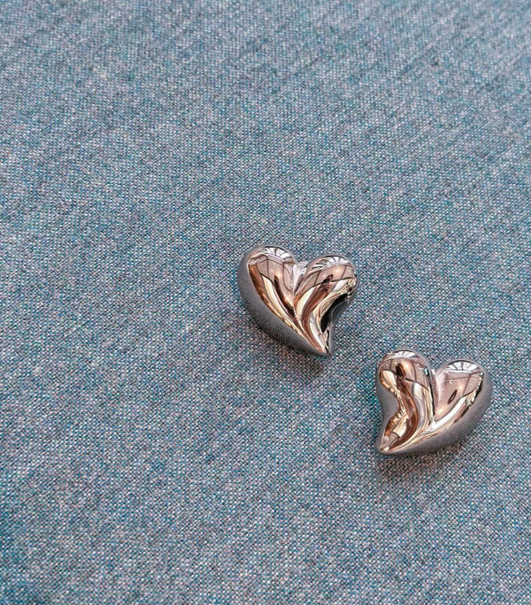 前TVB主持英國大屋放煙花 被指越搬越富貴 曾偷拍鄰居惹爭議 