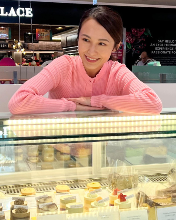 英皇37歲女星遊泰國晒美照 著泳衣泰服孖細女老公拍片羡煞旁人 