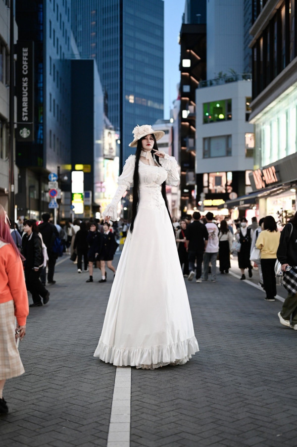 八尺大人Cosplay現身池袋萬聖節 誘人眼神面孔 同場與「貞子」合照