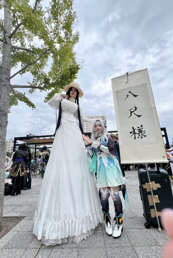 八尺大人Cosplay現身池袋萬聖節 誘人眼神面孔 同場與「貞子」合照