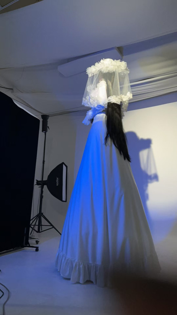 八尺大人Cosplay現身池袋萬聖節 誘人眼神面孔 同場與「貞子」合照