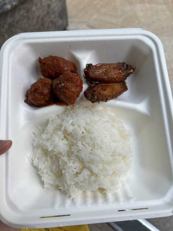 港女買$40兩餸飯得3粒肉丸2件雞翼遭狠批：以為食剩