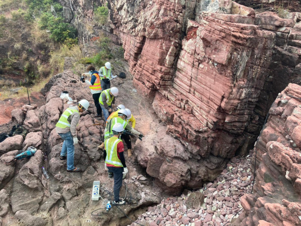 恐龍化石｜專家登赤洲島採集樣本 探知館錄5600人次參觀