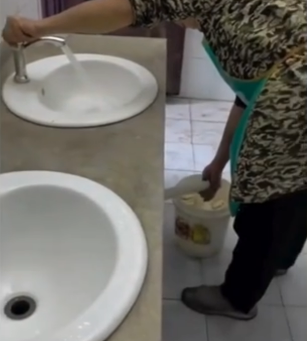 北上注意｜內地小販以公廁水管接水浸臭豆腐 排水管充滿濃痰 網民表示：果然是「臭」豆腐！ 