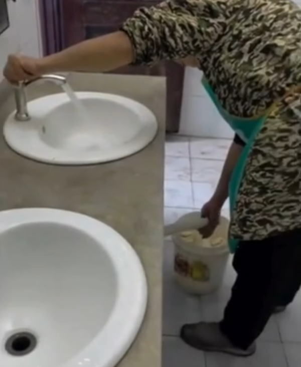 北上注意｜內地小販以公廁水管接水浸臭豆腐 排水管充滿濃痰 網民表示：果然是「臭」豆腐！ 