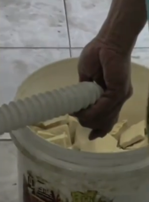 北上注意｜內地小販以公廁水管接水浸臭豆腐 排水管充滿濃痰 網民表示：果然是「臭」豆腐！ 
