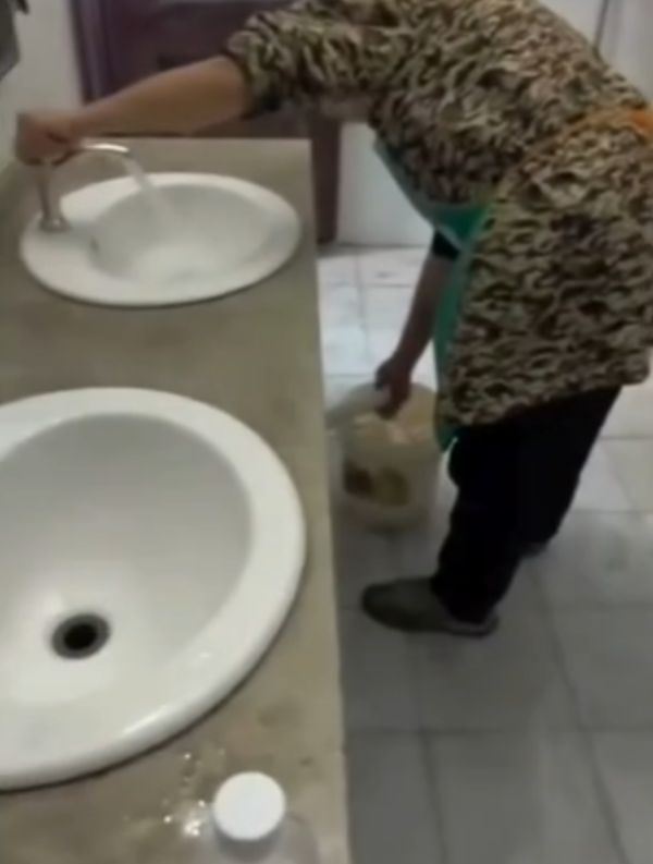 北上注意｜內地小販以公廁水管接水浸臭豆腐 排水管充滿濃痰 網民表示：果然是「臭」豆腐！ 