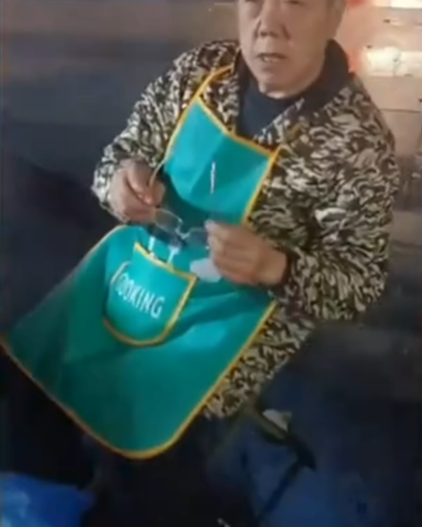 北上注意｜內地小販以公廁水管接水浸臭豆腐 排水管充滿濃痰 網民表示：果然是「臭」豆腐！ 