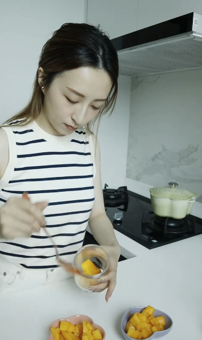 從影片可見，廚房設計以白色、大理石為基調，間隔方正，煮食用具一應俱全。