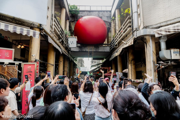 「紅球計劃」巡展12月首度登陸香港！紅色巨型球潛入香港10大地標