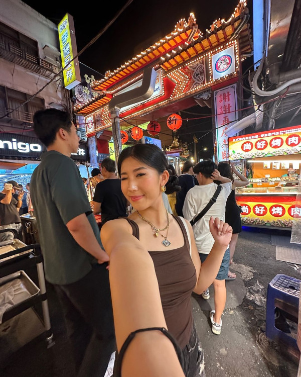 前TVB主持英國大屋放煙花 被指越搬越富貴 曾偷拍鄰居惹爭議 