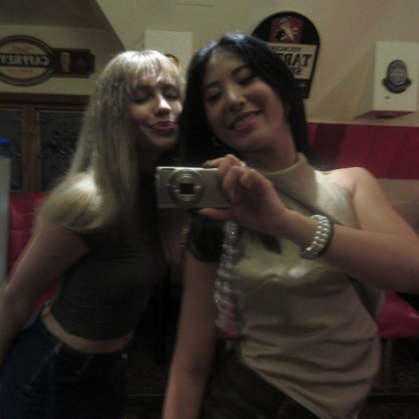 前TVB主持英國大屋放煙花 被指越搬越富貴 曾偷拍鄰居惹爭議 