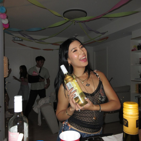 前TVB主持英國大屋放煙花 被指越搬越富貴 曾偷拍鄰居惹爭議 