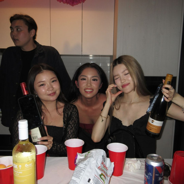 前TVB主持英國大屋放煙花 被指越搬越富貴 曾偷拍鄰居惹爭議 