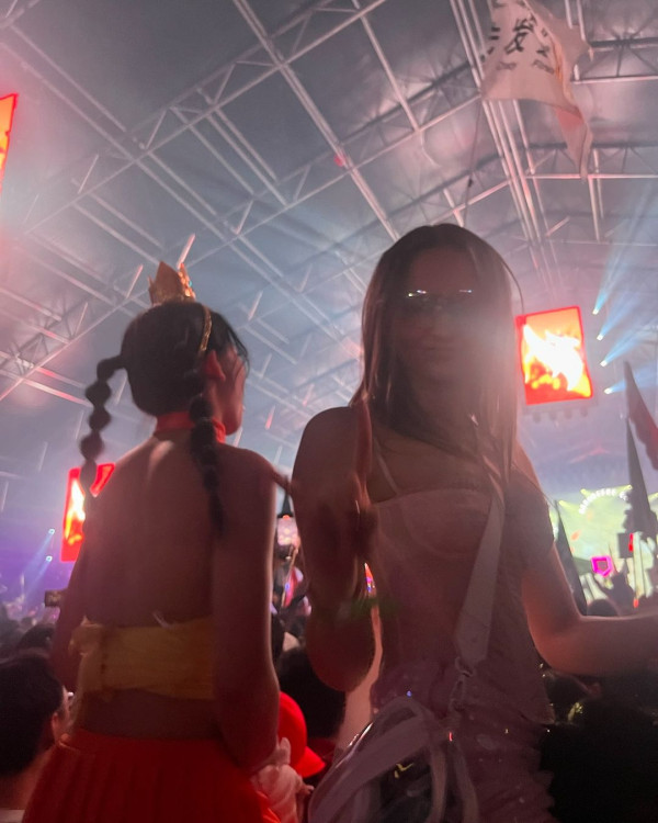 前TVB主持英國大屋放煙花 被指越搬越富貴 曾偷拍鄰居惹爭議 