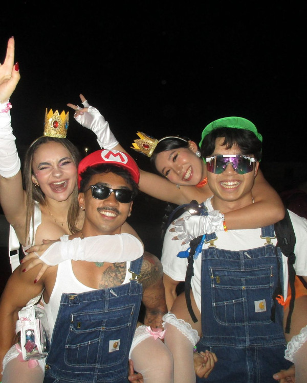 前TVB主持英國大屋放煙花 被指越搬越富貴 曾偷拍鄰居惹爭議 