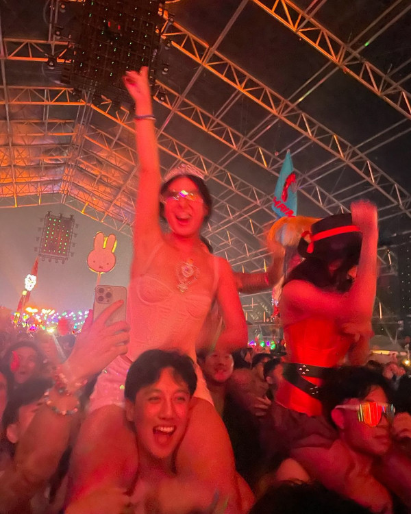 前TVB主持英國大屋放煙花 被指越搬越富貴 曾偷拍鄰居惹爭議 