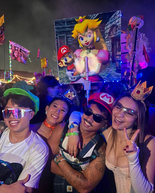 前TVB主持英國大屋放煙花 被指越搬越富貴 曾偷拍鄰居惹爭議 