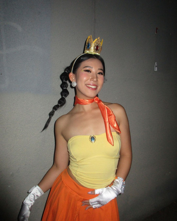 前TVB主持英國大屋放煙花 被指越搬越富貴 曾偷拍鄰居惹爭議 