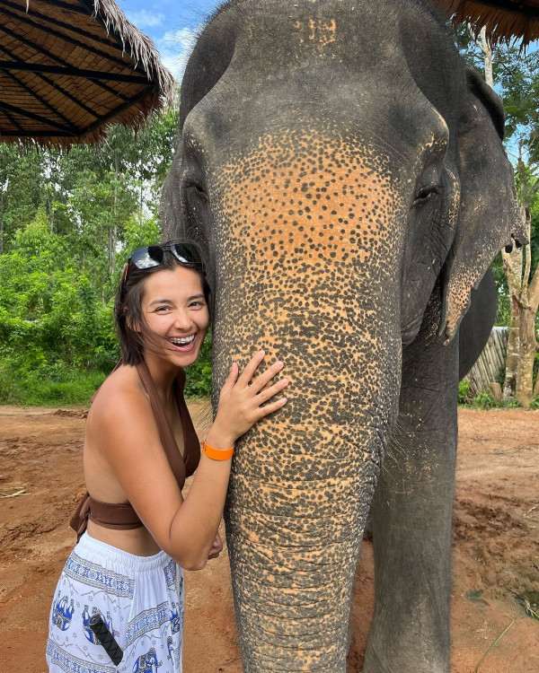 前港姐冠軍家族旅行曬健康膚色 竟被誤會騎大象急急澄清