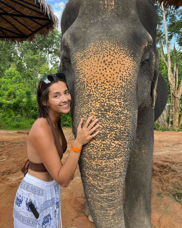 前港姐冠軍家族旅行曬健康膚色 竟被誤會騎大象急急澄清