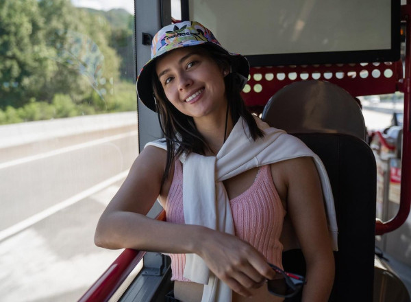 前港姐冠軍家族旅行曬健康膚色 竟被誤會騎大象急急澄清