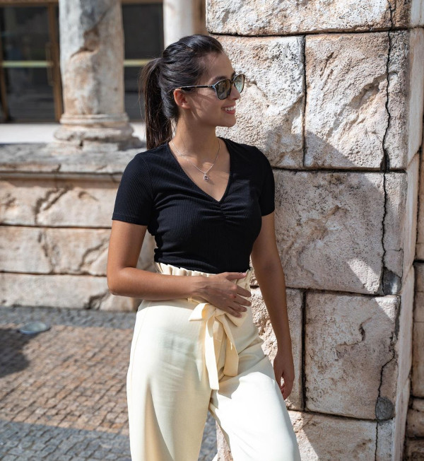 前港姐冠軍家族旅行曬健康膚色 竟被誤會騎大象急急澄清