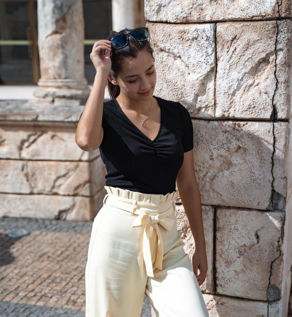 前港姐冠軍家族旅行曬健康膚色 竟被誤會騎大象急急澄清