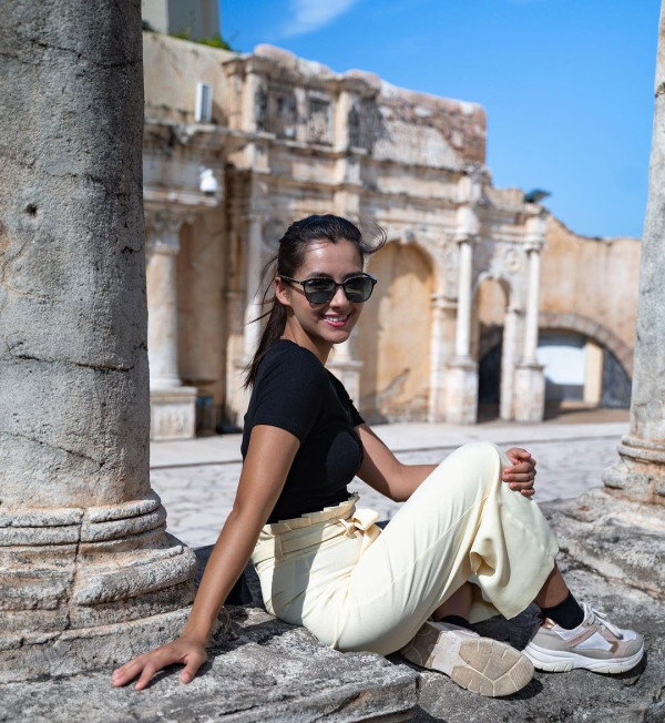 前港姐冠軍家族旅行曬健康膚色 竟被誤會騎大象急急澄清