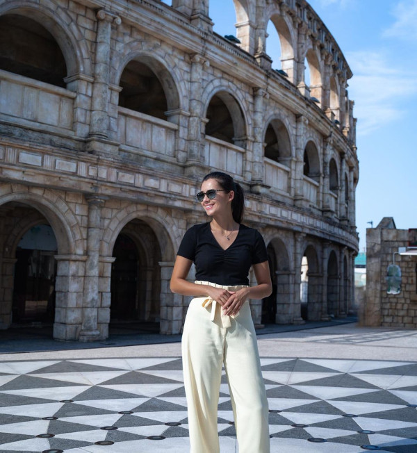 前港姐冠軍家族旅行曬健康膚色 竟被誤會騎大象急急澄清