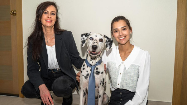 前港姐冠軍家族旅行曬健康膚色 竟被誤會騎大象急急澄清