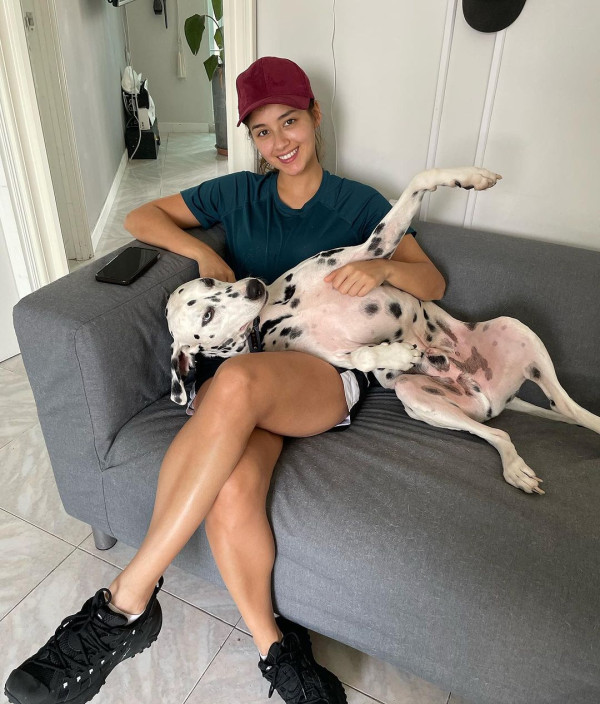 前港姐冠軍家族旅行曬健康膚色 竟被誤會騎大象急急澄清