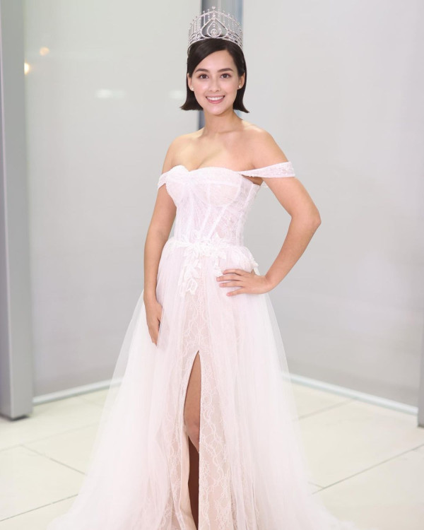 前港姐冠軍家族旅行曬健康膚色 竟被誤會騎大象急急澄清