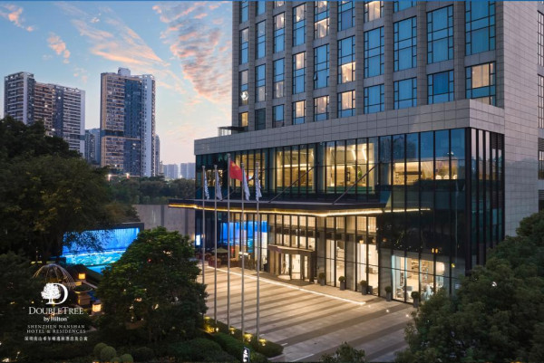 深圳南山希爾頓逸林酒店買1送1優惠 人均3起住豪華客房/步行可至南頭古城 