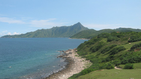 塔門奇景！墳墓旁邊搭帳篷露營 網民笑夠哂陰涼：無處不旅遊