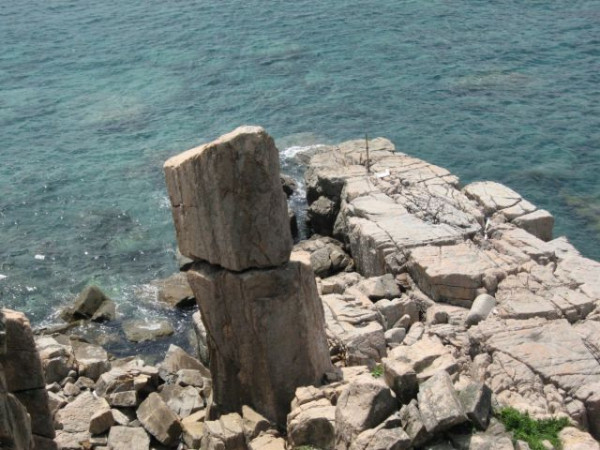 塔門奇景！墳墓旁邊搭帳篷露營 網民笑夠哂陰涼：無處不旅遊