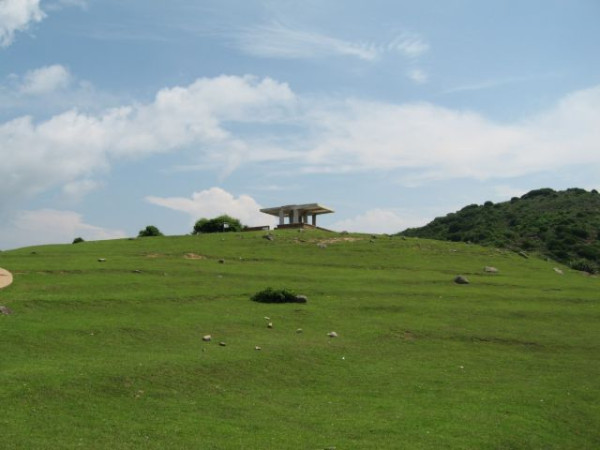 塔門奇景！墳墓旁邊搭帳篷露營 網民笑夠哂陰涼：無處不旅遊