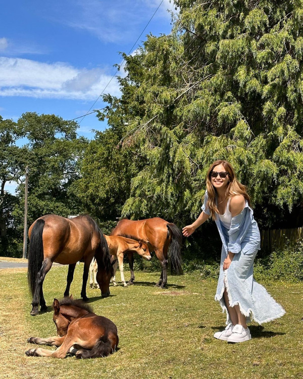 前TVB主持英國大屋放煙花 被指越搬越富貴 曾偷拍鄰居惹爭議 