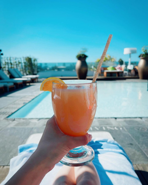 前TVB主持英國大屋放煙花 被指越搬越富貴 曾偷拍鄰居惹爭議 