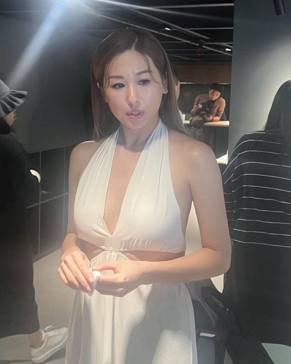 前TVB主持英國大屋放煙花 被指越搬越富貴 曾偷拍鄰居惹爭議 