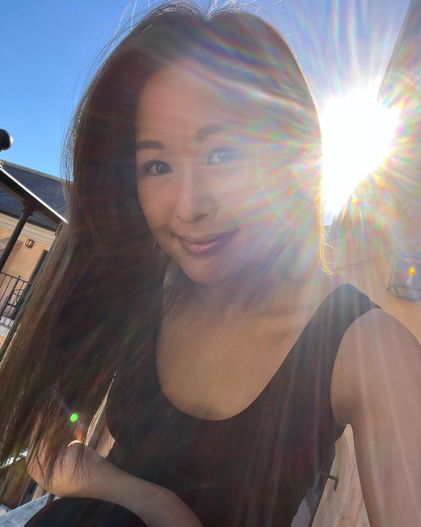 前TVB主持英國大屋放煙花 被指越搬越富貴 曾偷拍鄰居惹爭議 