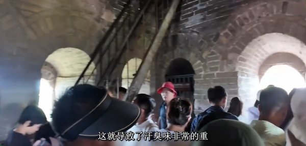 日本妹遊長城批中國遊客4宗罪 拍片爆被一行為嚇壞 整條長城黐滿XX