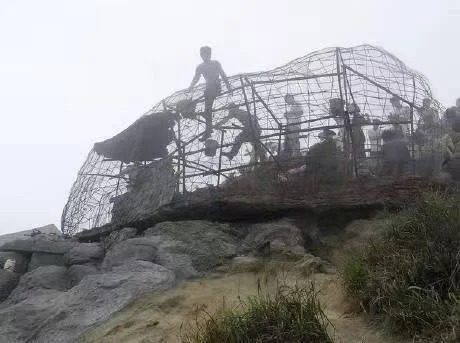 深圳第一峰梧桐山巨石被揭原來是假 巨石建造過程曝光 市民驚覺被騙20年!