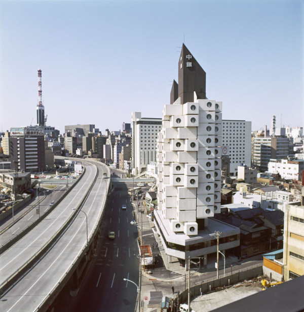 中銀膠囊大樓（1970–1972），日本東京，1972 年，© 大橋富夫