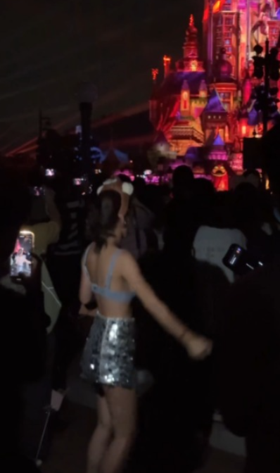 台灣32E女神突襲香港性感打卡!貼身小背心好身材一覽無遺!