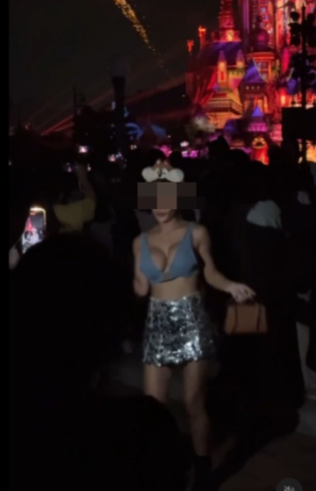 台灣32E女神突襲香港性感打卡!貼身小背心好身材一覽無遺!