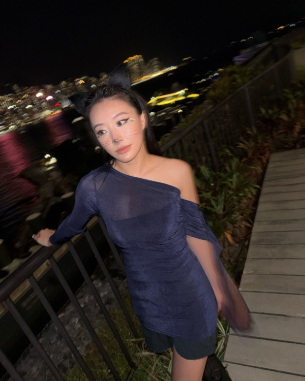 陳瀅貼身露膊裝晒扮性感貓女郎